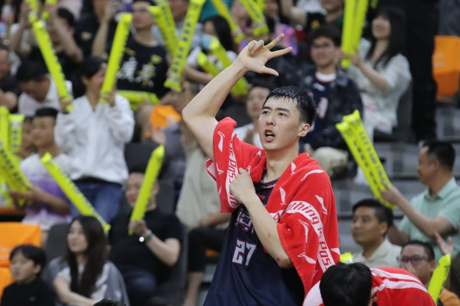 KAIYUN SPORT体育娱乐-战术调整首场状态出色，西班牙队观众沸腾！，Ming重返赛场上演精彩一战(边路进攻战术图解)
